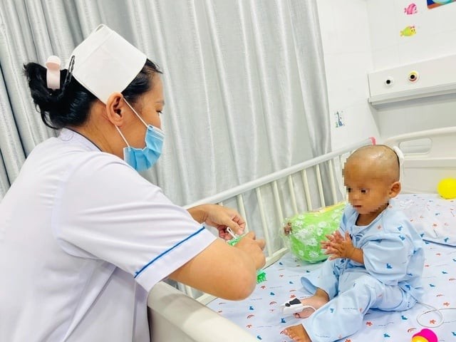 Báo cáo với Thứ trưởng Bộ Y tế, lãnh đạo Bệnh viện Nhi đồng 1 cho biết bé K. nhập viện trong tình trạng đa chấn thương nghiêm trọng do bị bạo hành.