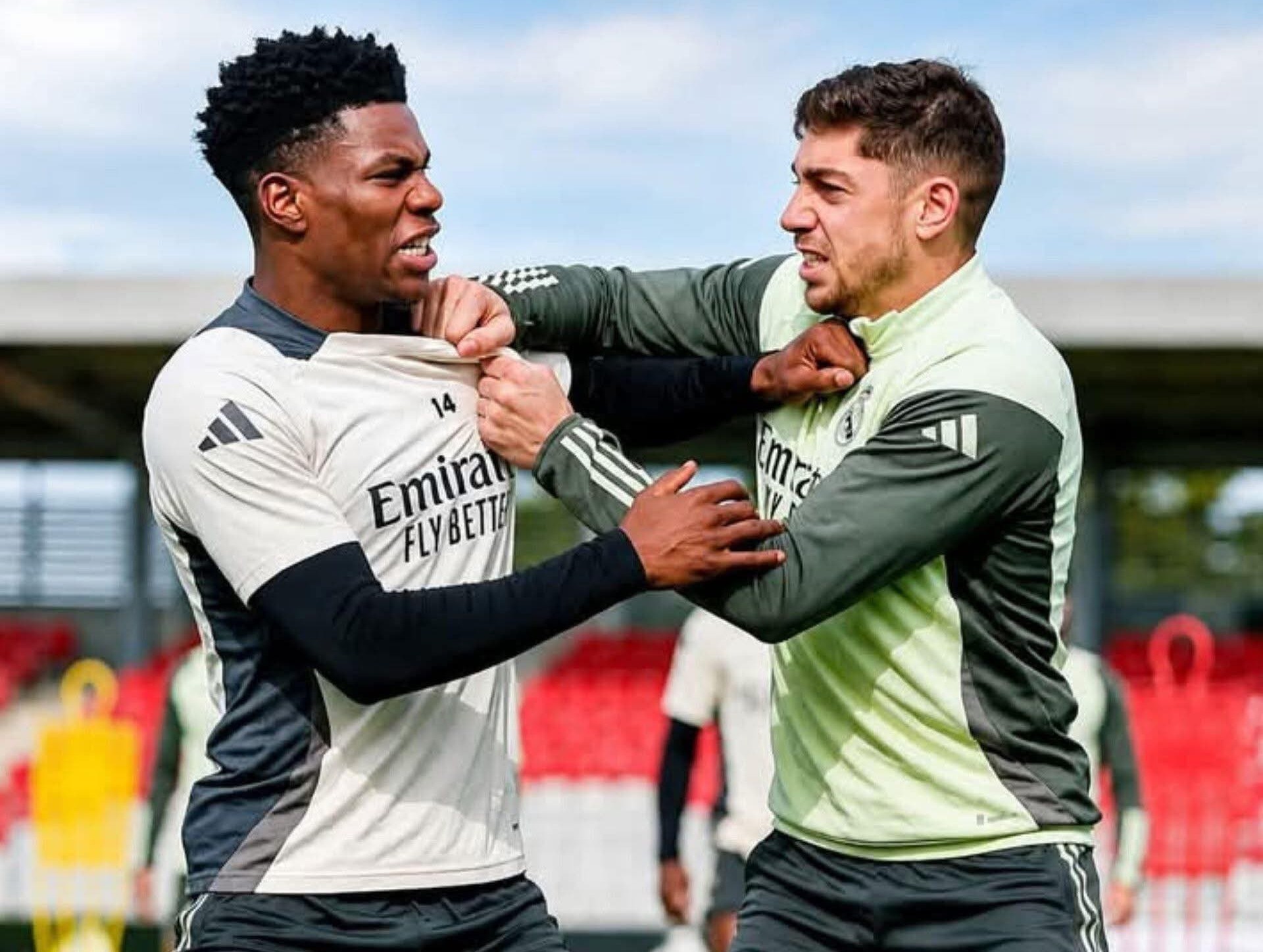 Các siêu sao Real Madrid bắt đầu va chạm nhau.