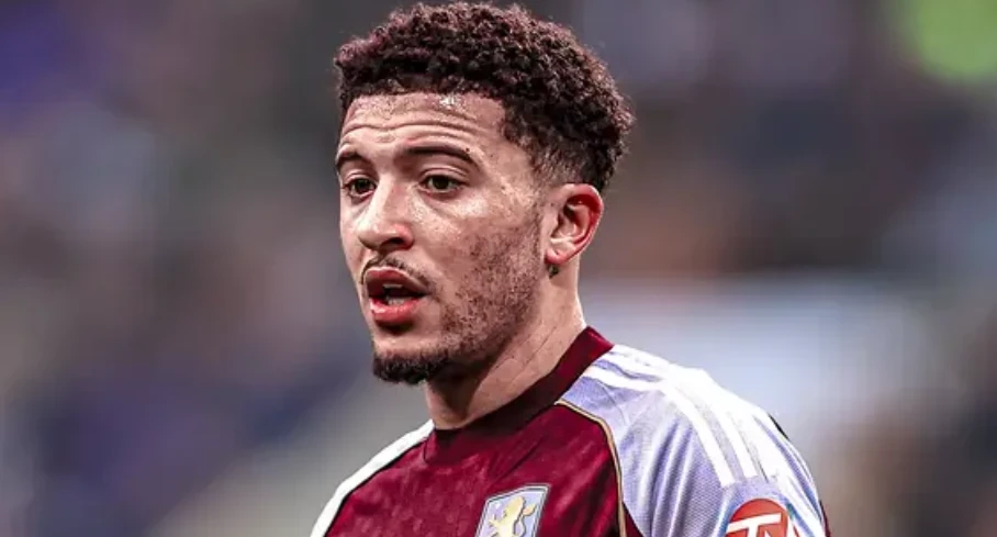 Sancho khẩu chiến với NHM Man Utd.