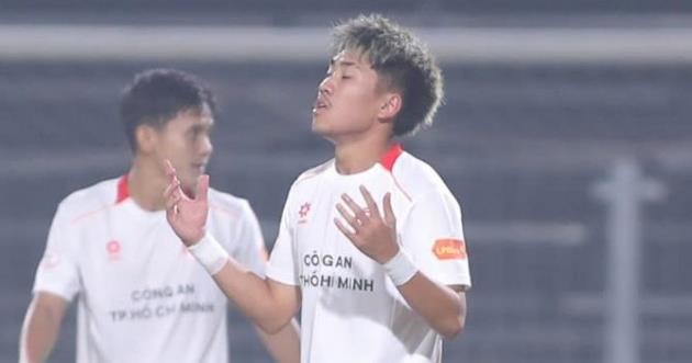 Khoa Ngô thi đấu ở V-League.