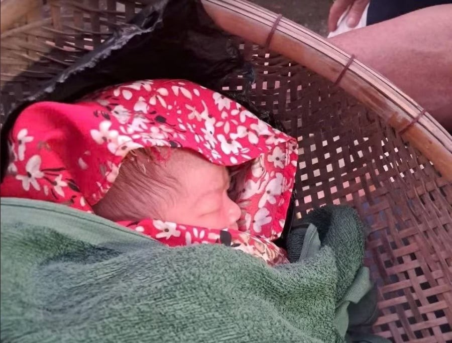 Trước đó, khoảng 5h cùng ngày, người dân đi tập thể dục tại khu vực này phát hiện một bé gái sơ sinh bị bỏ lại ngoài đồng, được quấn trong khăn và đặt trong chiếc rổ tre đan.