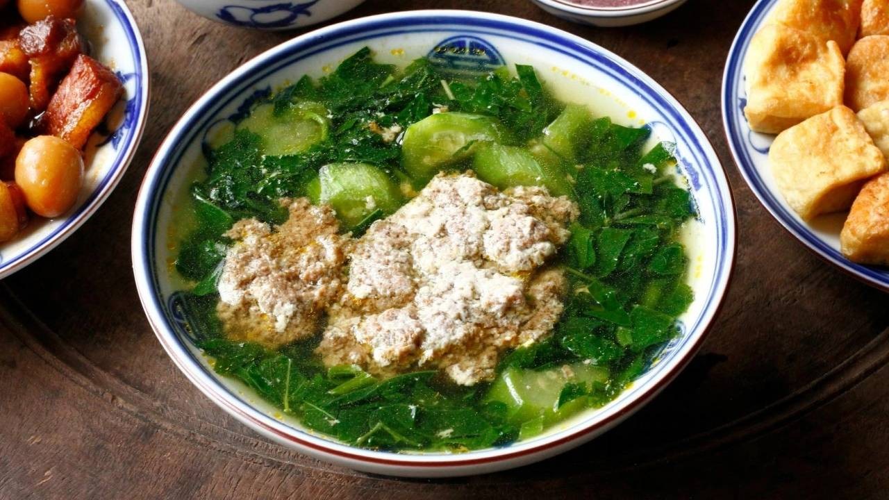 Rau mồng tơi thanh mát, dễ ăn, được dùng để nấu nhiều món ăn hấp dẫn.