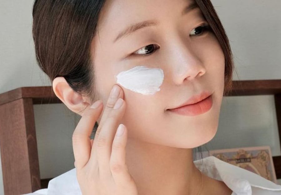 Nhiều người cho rằng chỉ cần thoa kem chống nắng vào buổi sáng là đủ cho cả ngày. 