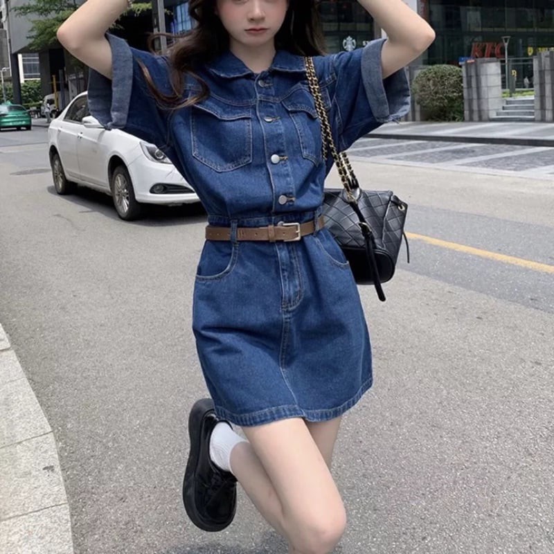 Denim thường gắn với phong cách năng động, nhưng khi được ứng dụng vào váy sơ mi, chất liệu này lại mang đến một diện mạo khác biệt.