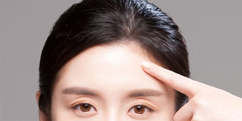 Khi da thiếu độ ẩm, hàng rào bảo vệ tự nhiên cũng suy yếu khiến da nhạy cảm và dễ bị tác động bởi môi trường bên ngoài.