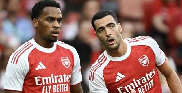 Jurrien Timber và Mikel Merino vẫn chưa thể trở lại vì chấn thương.