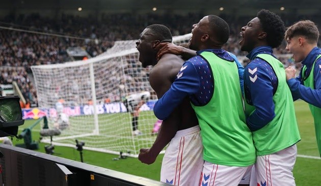 Brobbey ăn mừng bàn thắng quyết định trước Newcastle.