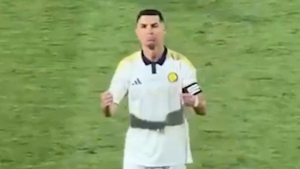 Ronaldo chuyển động tay như đang điều khiển dàn nhạc.