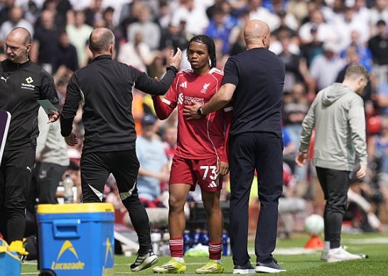 CĐV Liverpool nổi giận khi Slot rút Ngumoha ra ngoài.