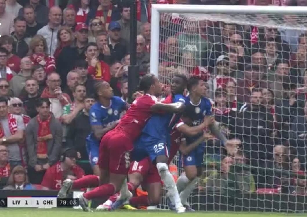 Van Dijk đã bị phạm lỗi rõ ràng.
