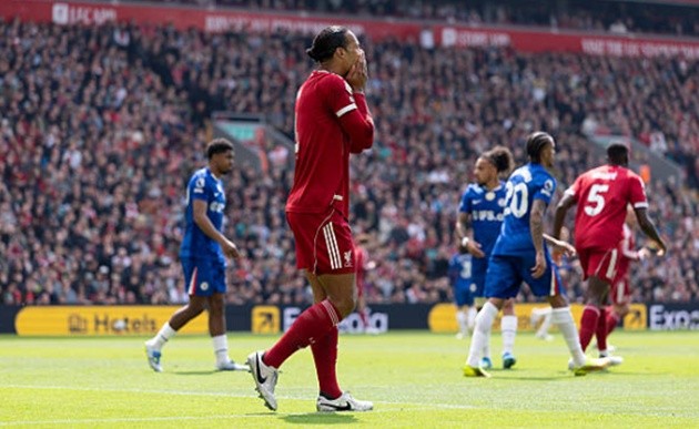 Virgil van Dijk (6.8): Thủ lĩnh hàng phòng ngự chơi ở mức tròn vai. Dù chỉ huy tốt các đồng đội nhưng Van Dijk đáng lẽ phải làm tốt hơn trong pha đánh đầu đầu trận. Cuối hiệp hai, anh một lần nữa gây tiếc nuối khi đưa bóng tìm đến đúng xà ngang.