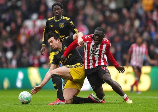 Trung vệ: Harry Maguire (7.7 điểm) Một trận đấu thể hiện bản lĩnh của trung vệ kỳ cựu người Anh. Maguire là điểm tựa vững chắc ở trung tâm hàng phòng ngự, giành chiến thắng trong phần lớn các pha tranh chấp tay đôi với Brobbey. Sự điềm tĩnh và khả năng đọc tình huống của anh đã giúp hàng thủ Man Utd đứng vững trước sức ép liên tục từ đội chủ nhà.