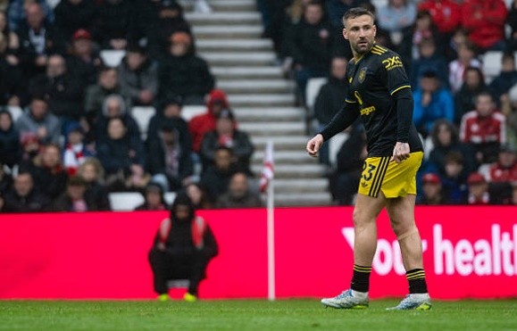 Hậu vệ trái: Luke Shaw (7.4 điểm) Shaw duy trì được sự ổn định cần thiết bên hành lang cánh trái. Anh thi đấu kỷ luật, bọc lót tốt cho các đồng đội và là chốt chặn đáng tin cậy. Dù không tham gia hỗ trợ tấn công quá nhiều do tính chất trận đấu, Shaw vẫn hoàn thành xuất sắc nhiệm vụ phòng ngự của mình.