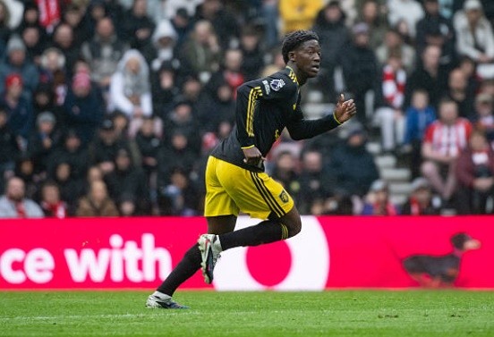 Tiền vệ trung tâm: Kobbie Mainoo (7.0 điểm) Trong một trận đấu mà Man Utd thiếu kiểm soát, Mainoo tập trung nhiều hơn vào nhiệm vụ đánh chặn và thu hồi bóng. Anh thi đấu khá tròn vai, dù khả năng điều tiết và những đường chuyền xuyên tuyến đặc trưng chưa được thể hiện rõ nét như kỳ vọng.