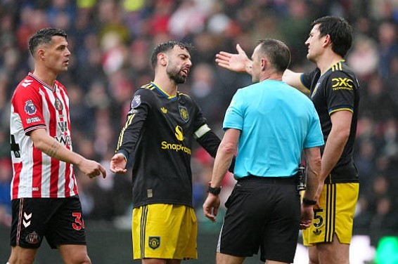 Tiền vệ tấn công: Bruno Fernandes (7.0 điểm) Đội trưởng của Man Utd thường xuyên rơi vào tình trạng đói bóng khi tuyến dưới bị ép sân. Dù vẫn tung ra một vài đường chuyền sáng tạo, Fernandes tỏ ra khá đơn độc trên hàng công và không thể tạo ra đột biến trước hàng thủ được tổ chức tốt của Sunderland.