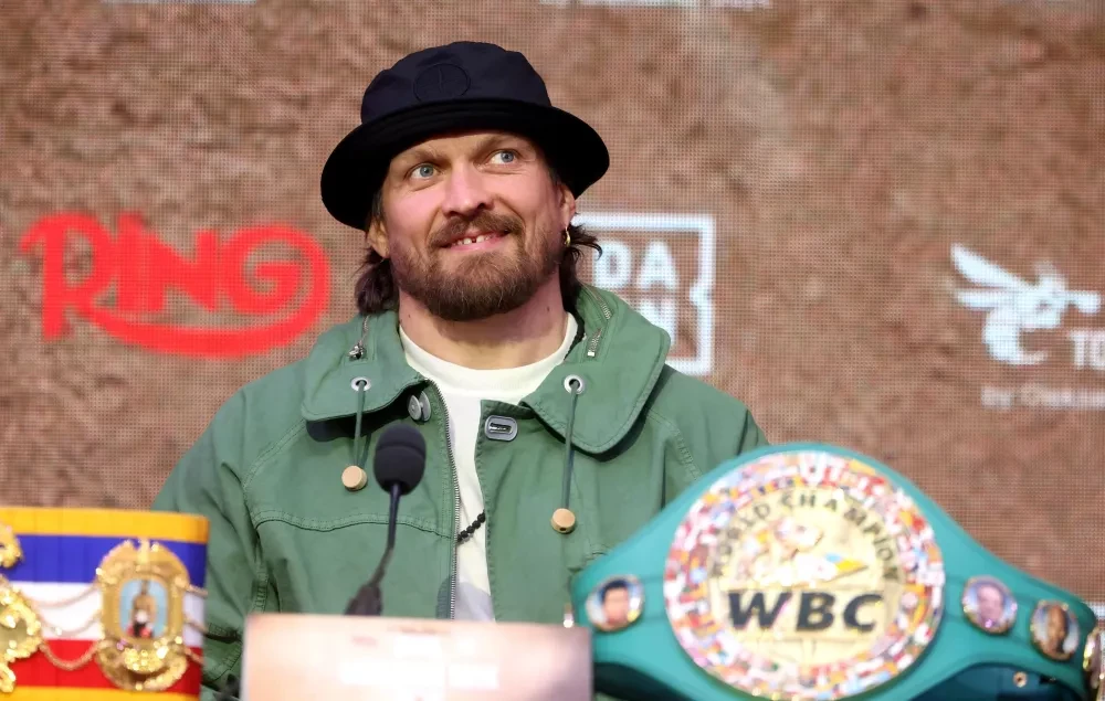 Oleksandr Usyk tại buổi họp báo Glory In Giza