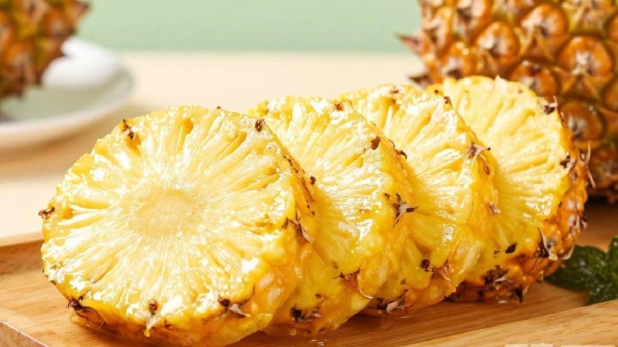 Người bị bệnh tiểu đường nên hạn chế ăn dứa.