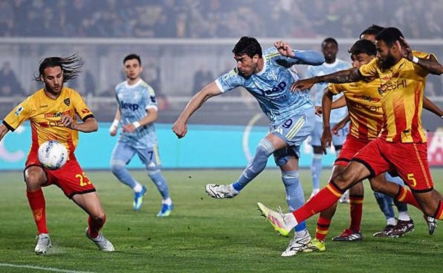 Dusan Vlahovic ghi bàn giúp Juventus đánh bại Lecce.