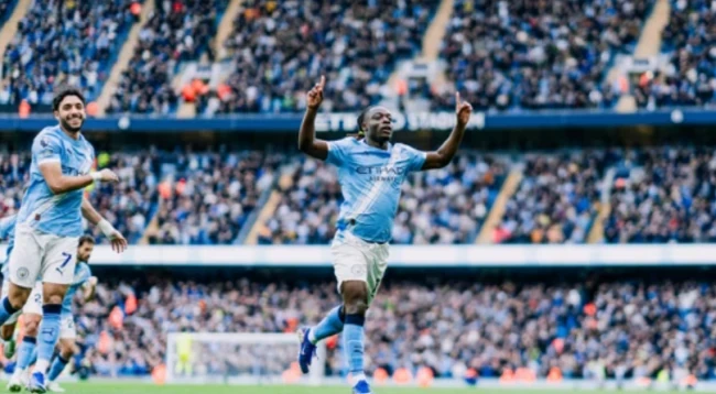 Doku ghi bàn đẳng cấp cho Man City.