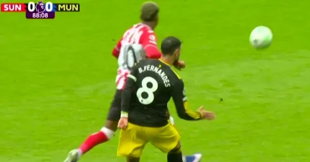 Fernandes bị cầu thủ Sunderland đánh cùi chỏ vào mặt.