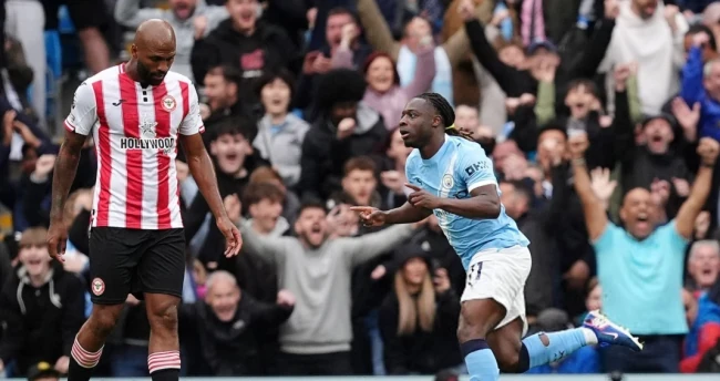 Jeremy Doku thắp lên hy vọng cho Man City trong cuộc đua với Arsenal.