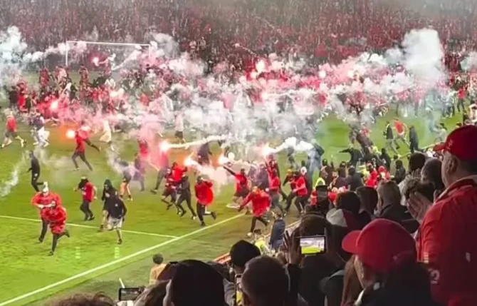 CĐV Slavia Prague ném pháo sáng, tràn xuống sân.