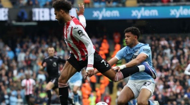 Tình huống gây tranh cải ở trận Brentford gặp Man Ciyt.