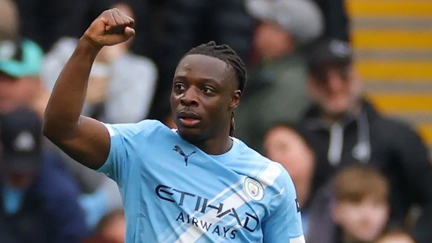 Doku đang gánh vác hàng công Man City.