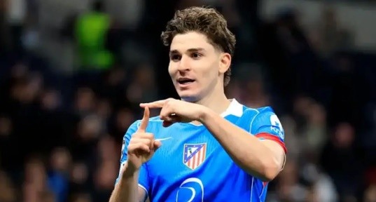 Alvarez đang là mục tiêu của cả Barca lẫn PSG.