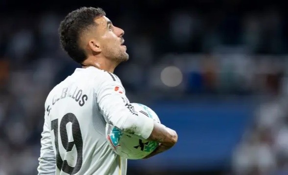 Ceballos bị người hâm mộ cáo buộc là nội gián.