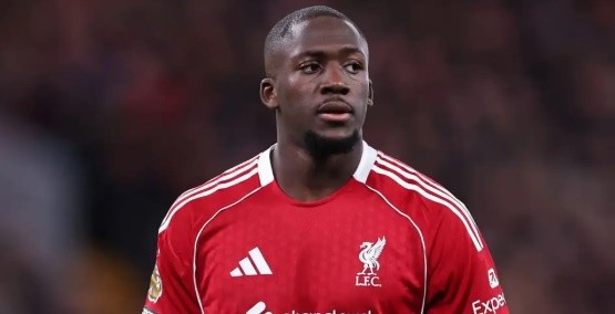 Konate rời sân vì lo ngại chấn thương.