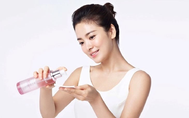 Chỉ với nước hoa hồng, mặt nạ giấy cùng vài thói quen duy trì đều đặn, làn da có thể cải thiện đáng kể theo hướng căng mịn và ổn định hơn.