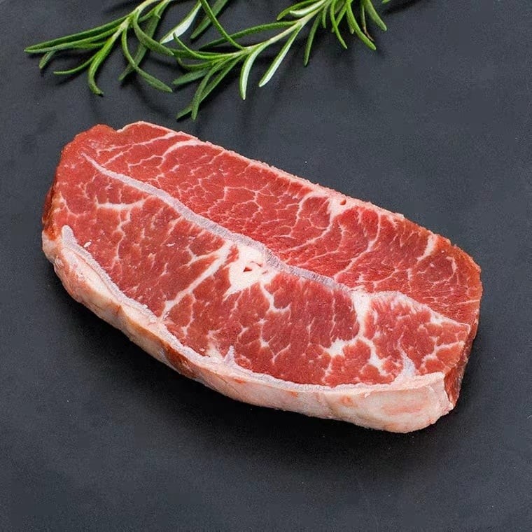Ngoài má đào, một phần khác cũng được đánh giá rất cao là nạc vai lõi. Đây là phần thịt nằm sâu trong vai lợn, mỗi con chỉ lấy được lượng nhỏ nên khá hiếm ngoài chợ.

