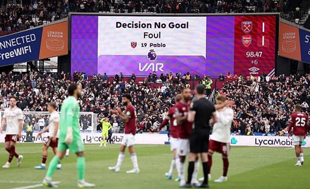 VAR và trọng tài can thiệp từ chối công nhận bàn thắng của West Ham.