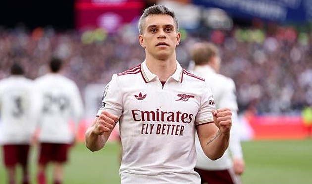 Leandro Trossard lên tiếng về tình huống tranh cãi cuối trận đấu với Arsenal.