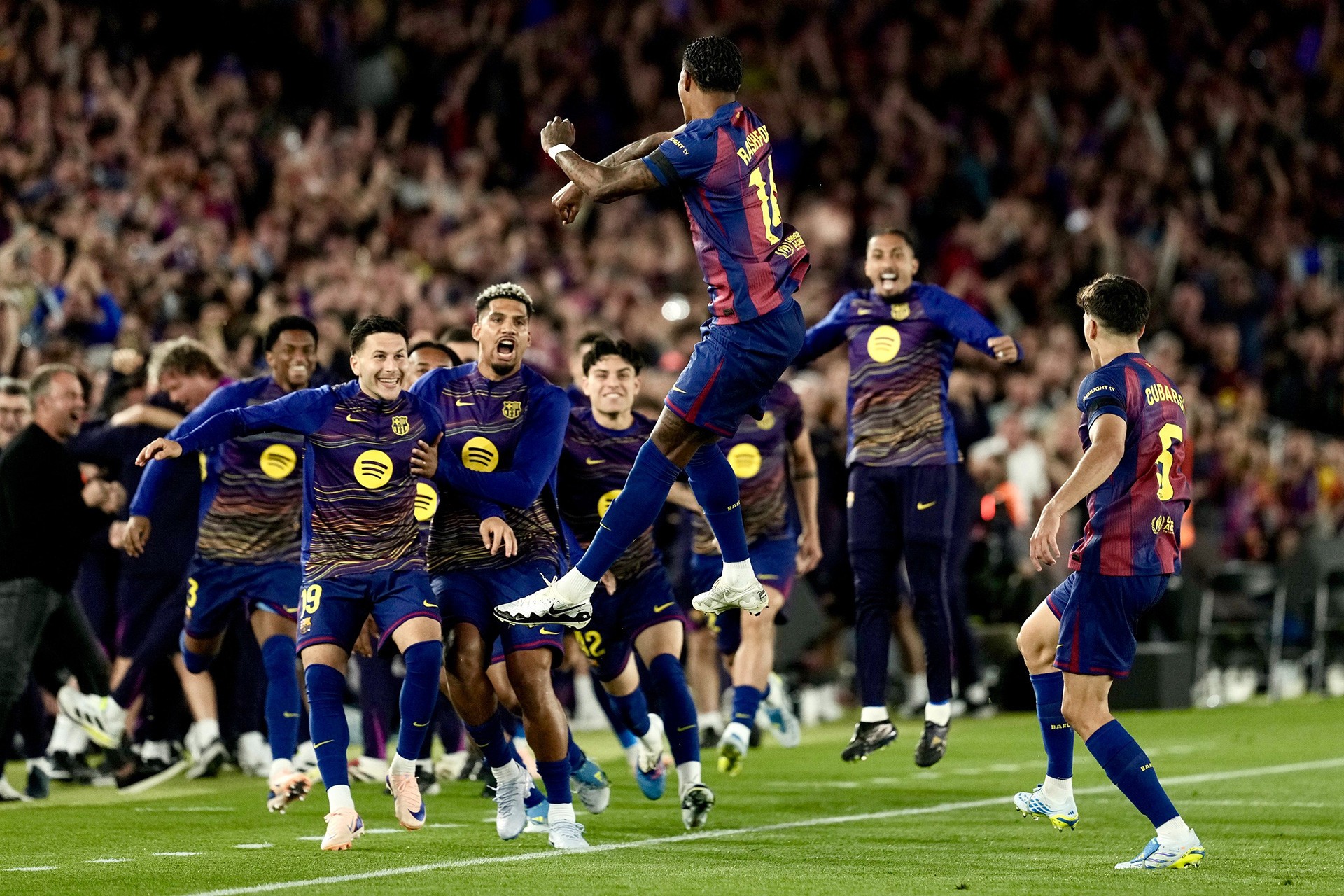 Rashford ghi bàn mở tỷ số từ sớm.