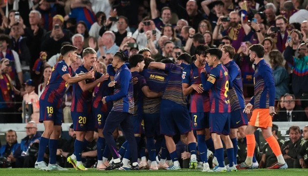Barcelona vượt qua Real Madrid.
