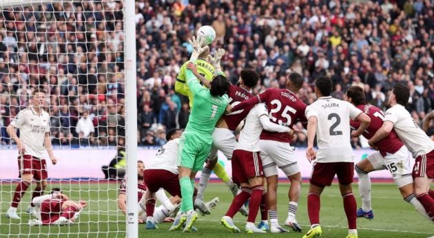 Tình huống khiến Arsenal thót tim.
