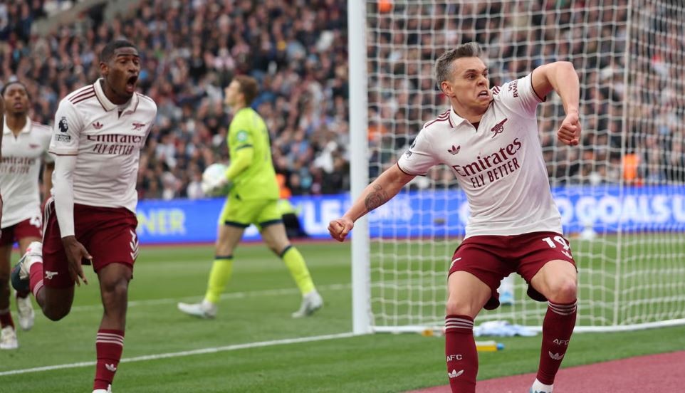 Trossard giúp Arsenal giành 3 điểm quý hơn vàng.