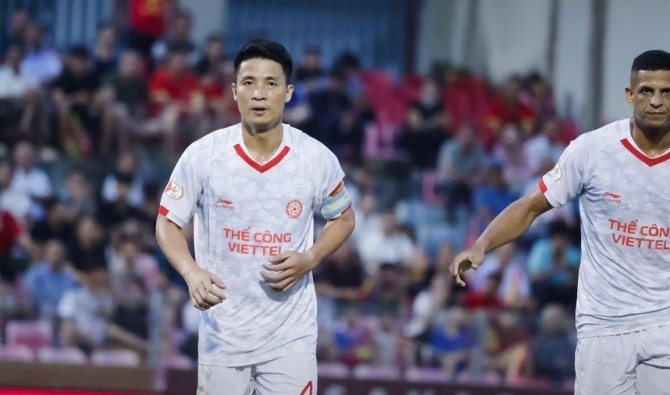 Tiến Dũng lập cú đúp bàn thắng.