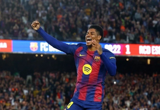 Marcus Rashford (7,6): Nhập cuộc đầy ấn tượng dù phải đá trái sở trường bên hành lang cánh phải. Cú sút phạt thành bàn của anh đúng là một tuyệt tác.