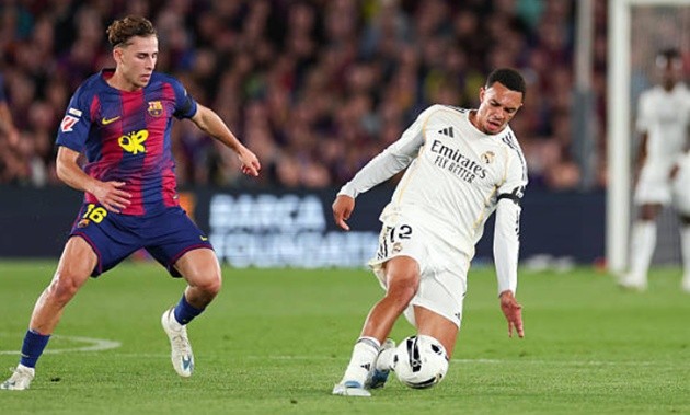 Trent Alexander-Arnold (5.9): Hậu vệ người Anh chơi khá tốt trong các tình huống đối đầu 1v1 và có những đường chuyền dài vượt tuyến mang thương hiệu cá nhân. Tuy nhiên, khả năng cảnh giác trước các pha bóng bổng của anh vẫn là dấu hỏi lớn.