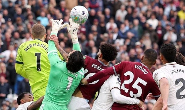 Giới chuyên gia ủng hộ trọng tài từ chối bàn thắng của West Ham.