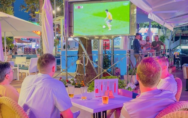Người Anh ở Magaluf cho biết họ sẽ đến khu phố nổi tiếng nơi đây để xem các trận đấu World Cup.