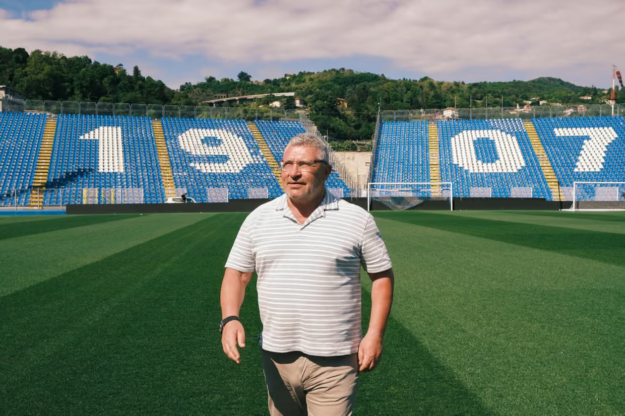 Osian Roberts định hướng thành công dài hạn cho đội bóng. 