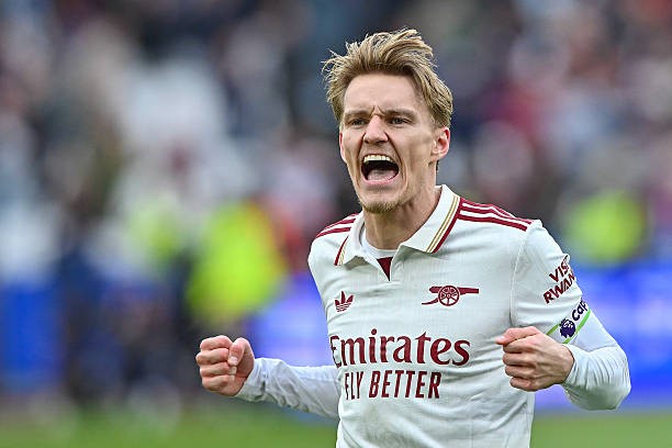 Odegaard sắm vai người hùng của Arsenal. 