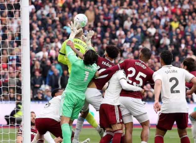 Chiến thắng của Arsenal gây tranh cãi với tình huống VAR tước bàn thắng của West Ham.