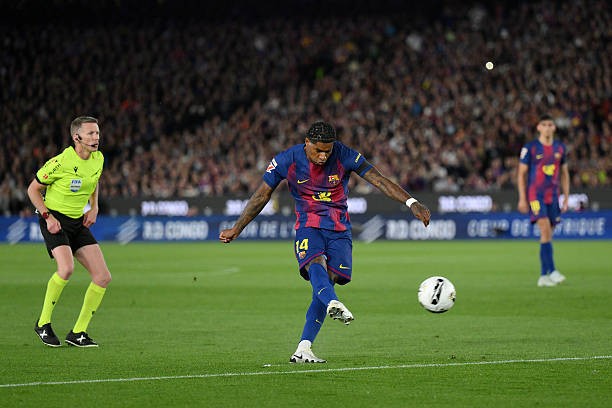 Rashford lập siêu phẩm trong ngày Barcelona vô địch 