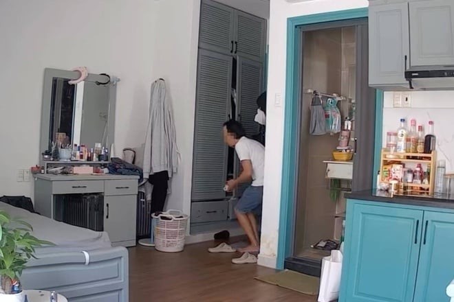 Đoạn clip trích xuất từ camera trong phòng cho thấy người đàn ông đi vào phòng, lục tủ đồ rồi lấy đồ cá nhân trước khi rời đi.

