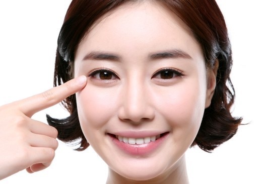 Trong trà chứa tannin và chất chống oxy hóa giúp hỗ trợ co mạch máu, từ đó cải thiện tình trạng phù nhẹ quanh mắt.